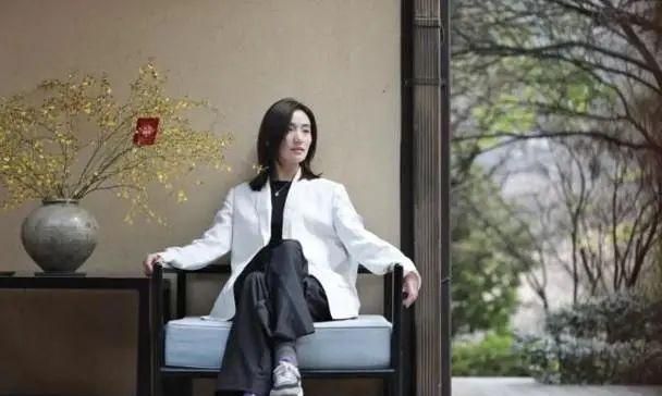 李亚鹏新女友气质卓越白色小西服内搭一身黑清冷女神范十足