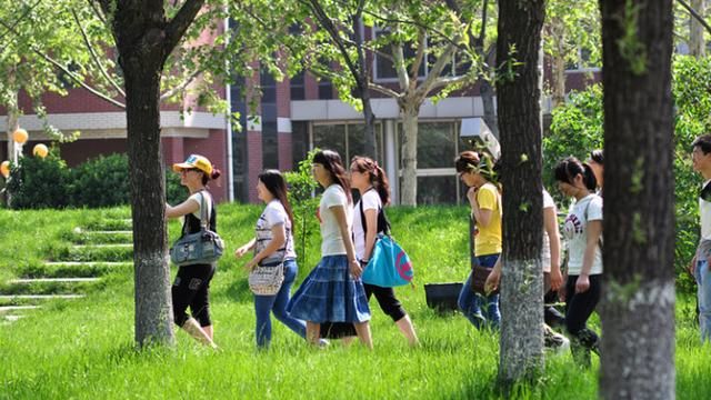 “穷学生”上学藏不住,不想孩子被差别对待,家长要从自身找原因休闲区蓝鸢梦想 - Www.slyday.coM