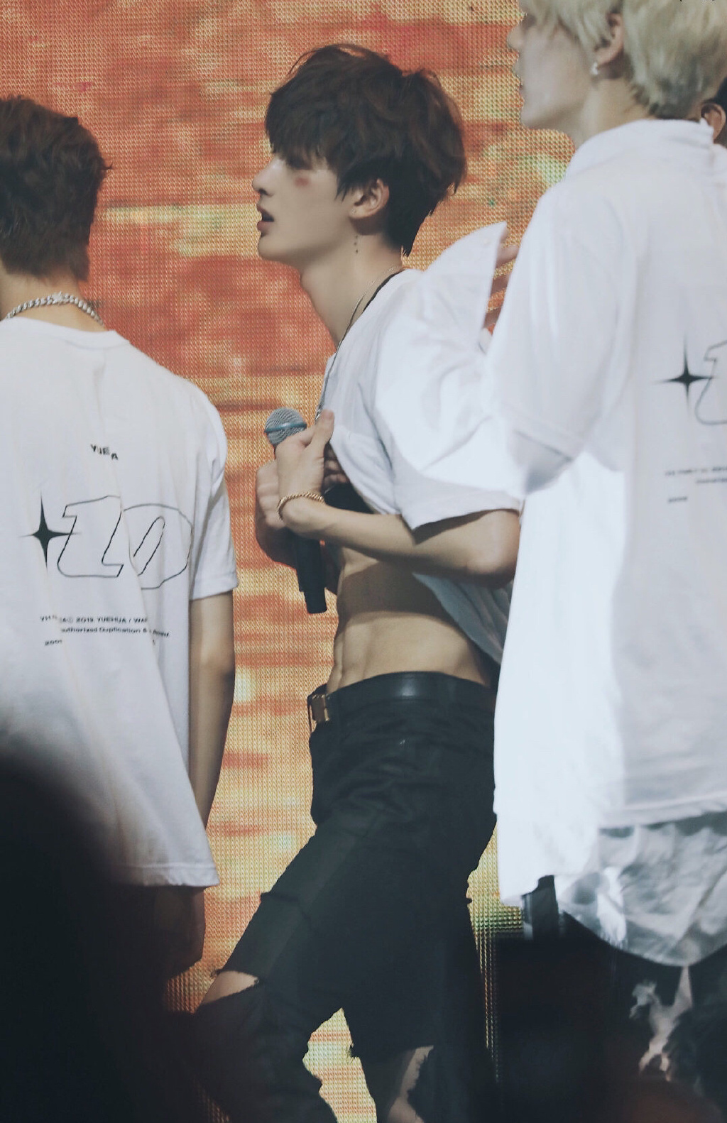 长腿细腰标配的男明星肖战和邓伦背影很惊艳朱正廷让人想不到