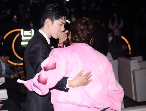 刘德华公开表白,红毯上拥抱肖战,贾玲真人生赢家