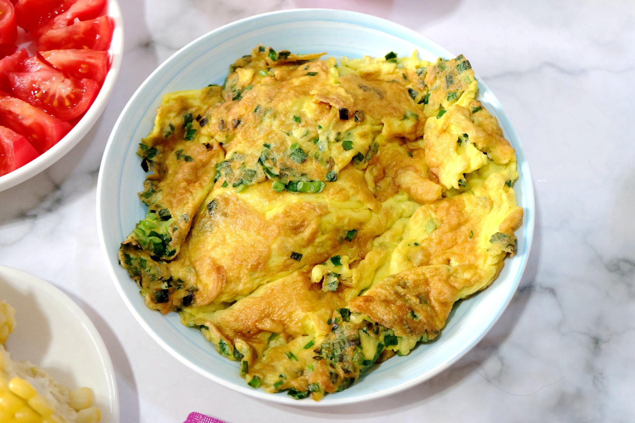 韭菜摊鸡蛋,早餐总要有一些高蛋白的食物,鸡蛋就是首选食材了.