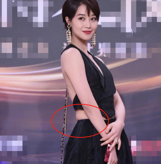 蓝盈莹疑似发福了,腰部那里都被勒出了赘肉,有些明显