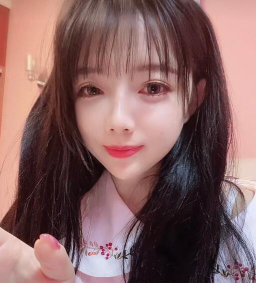 比心小姐妹又哗众取宠王奕萌公共场合直接跪下路人看傻眼