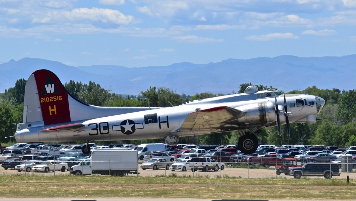 强大的空中堡垒,二战经典的轰炸机:b-17重型轰炸机有何优势?