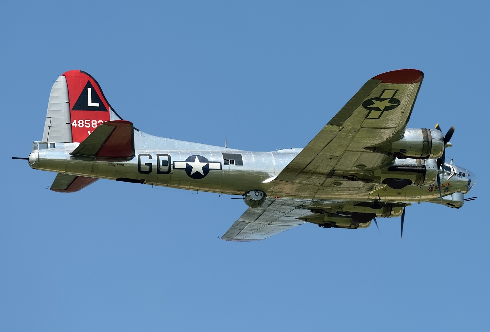 强大的空中堡垒,二战经典的轰炸机:b-17重型轰炸机有何优势?