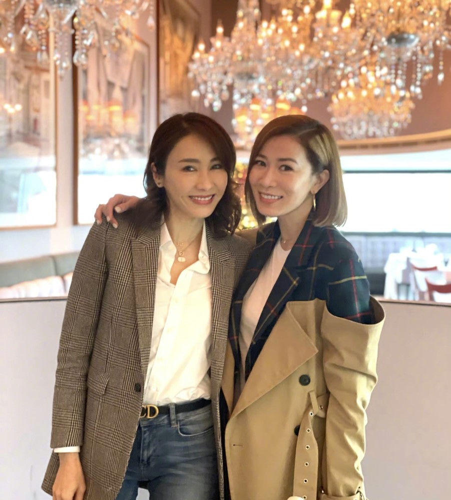 佘诗曼黎姿时隔多年再同框亲密搂肩笑容灿烂网友直呼爷青回