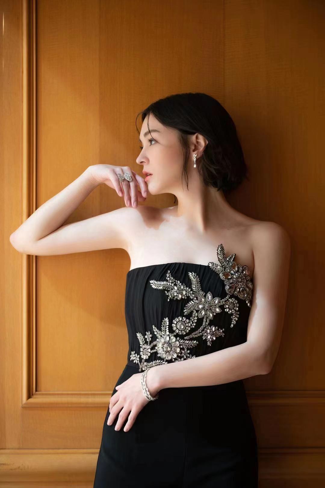 黑色连体裤不是一般的显瘦看了张榕容这一身我也种草了