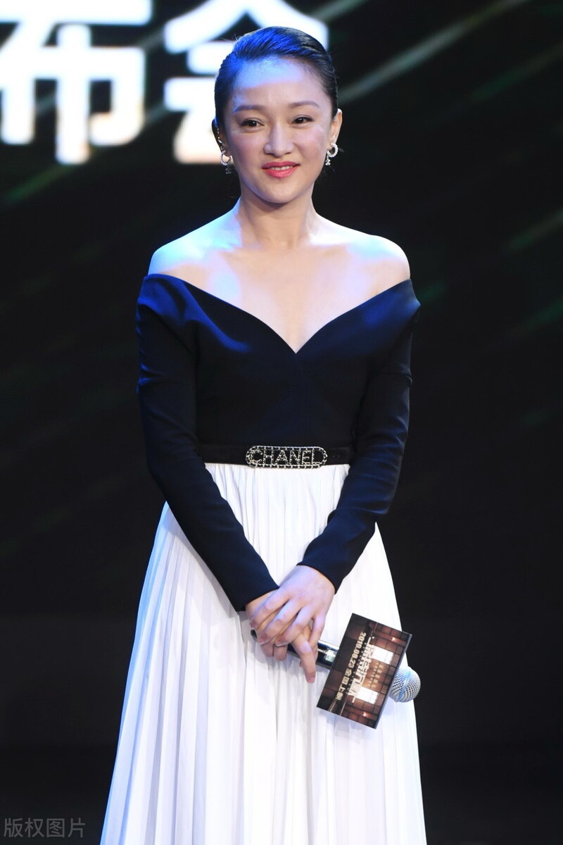 46岁周迅近照很有女人味岁月不饶人