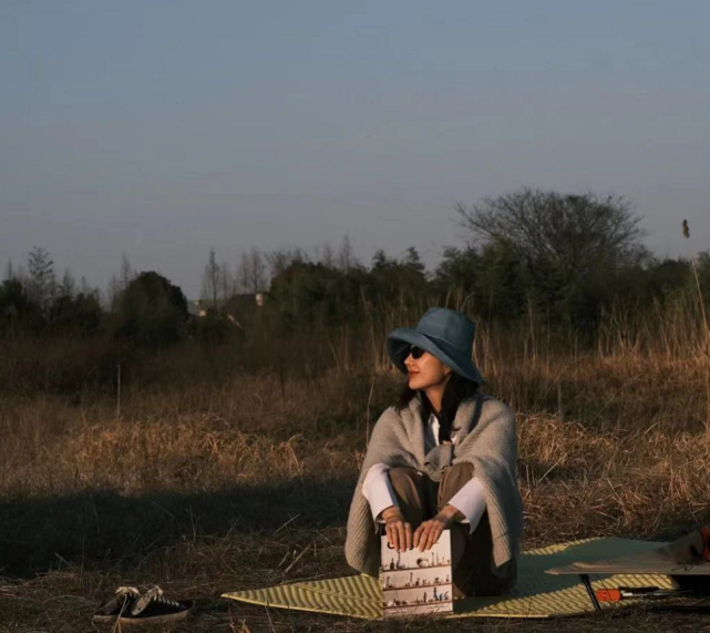 董花花自信晒露营原图还特意晒远景异性照被吐槽暗拉蒋凡炒作