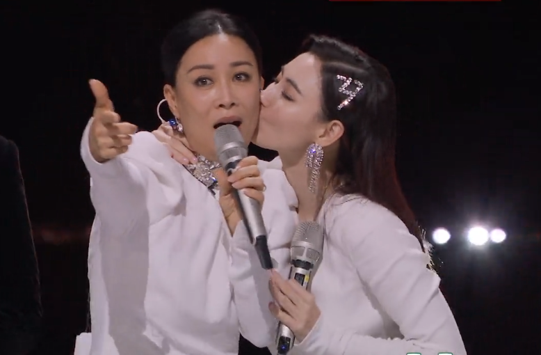 张柏芝献吻那英,跨过王菲谢霆锋的芥蒂,被赞是"了不起的母亲"