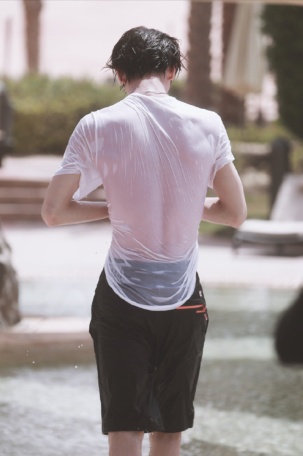 长腿细腰标配的男明星肖战和邓伦背影很惊艳朱正廷让人想不到