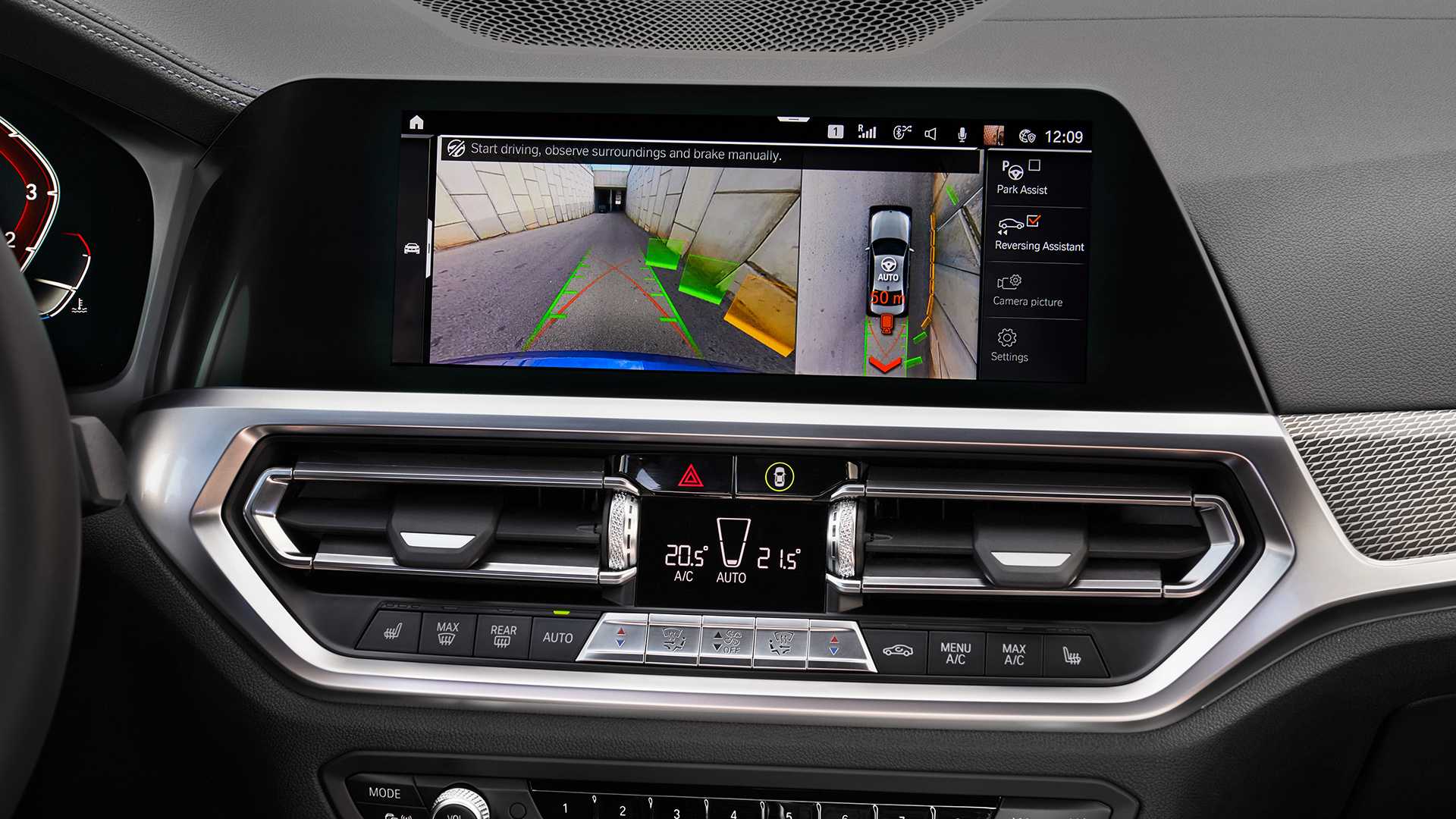 宝马3系最亮眼的配置则是自动倒车循迹功能.