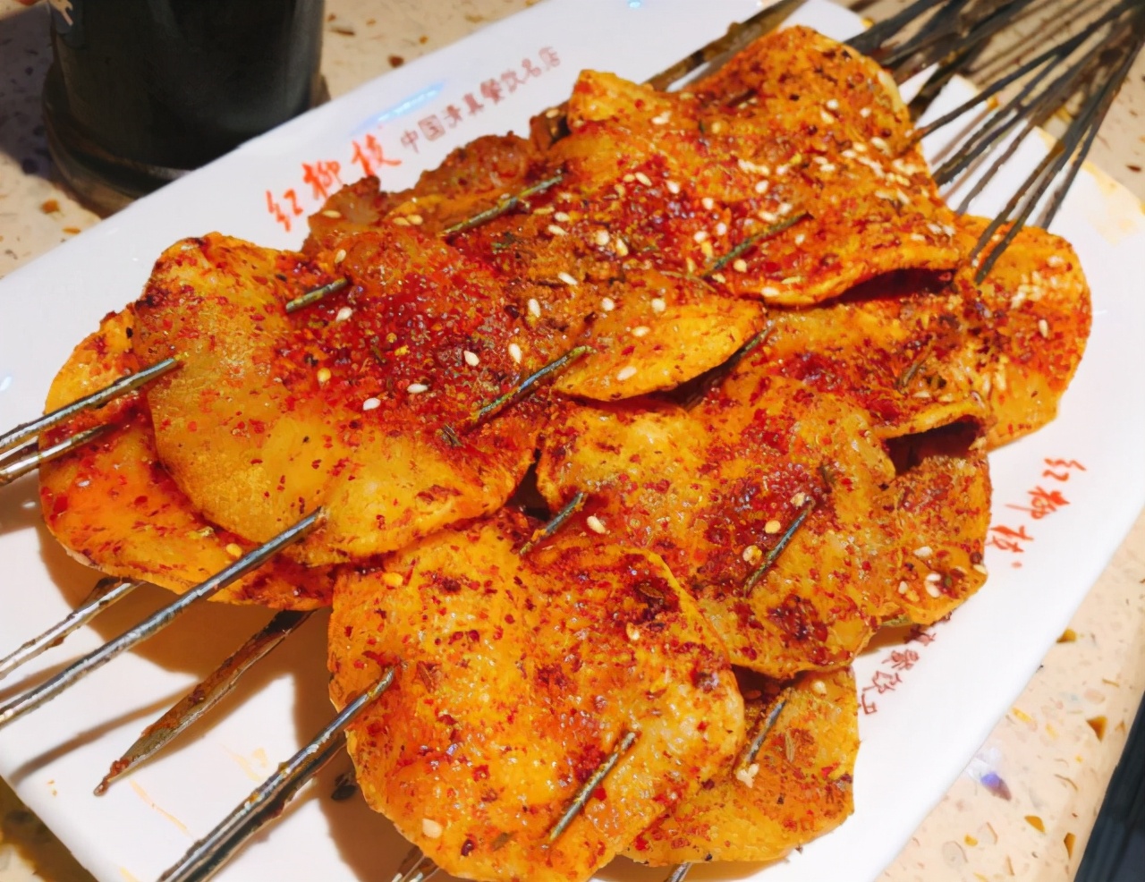 烧烤摊上普遍的烤土豆片都是一串三片的,至少1.