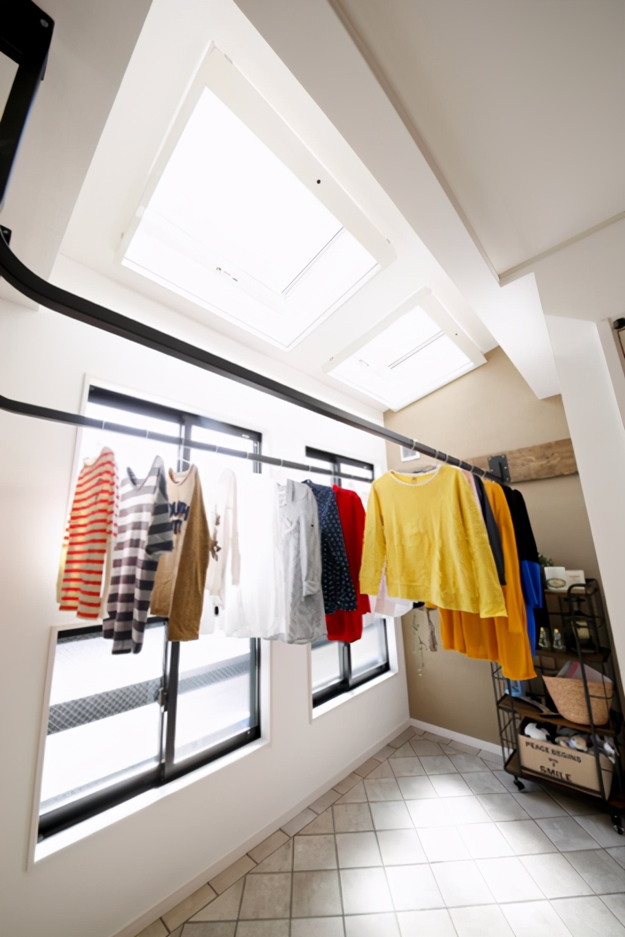 家里阳台功能性太差?不如学学日本阳台,玻璃封一半就多个晾衣房