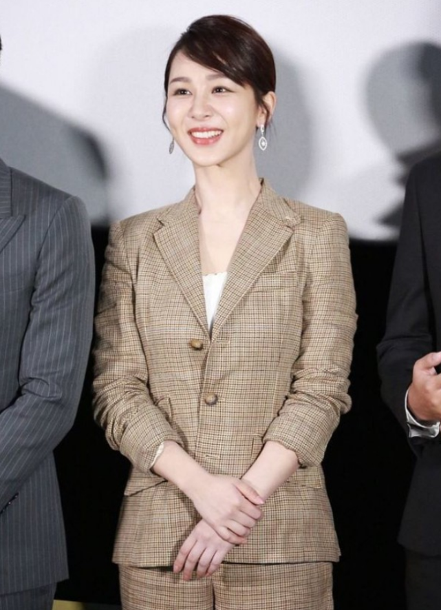 杨紫早该换新发型,穿西装更有女人味,29岁美到不敢认