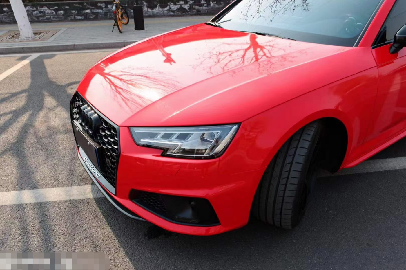 今天展示在大家面前的这台奥迪a4换色亮红,全车披上有"红色宝石之王"