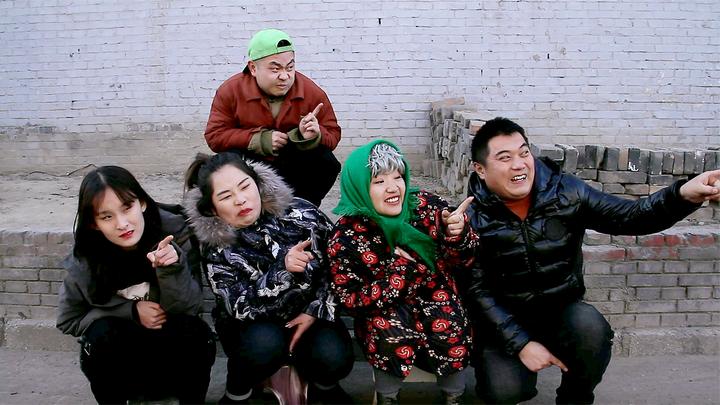 一村子全都是碎嘴子,逮住谁就嘟嚷谁,谁还敢从门口路过?太逗了