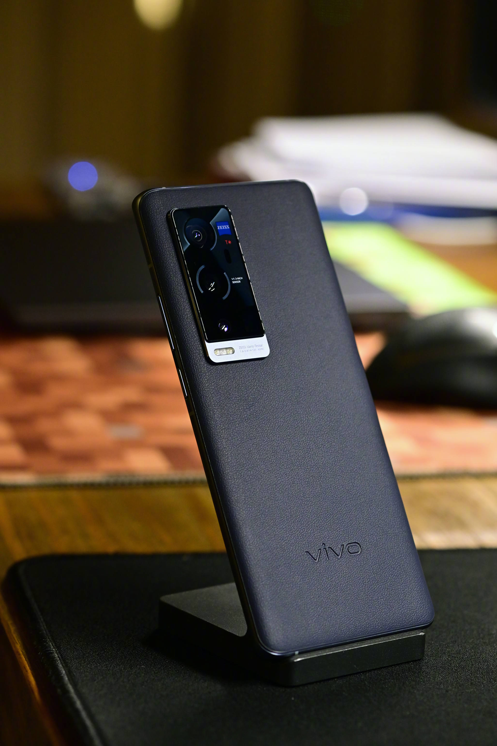 vivox60pro就搭载了一块极点全面屏不仅将上下边框做到了极窄