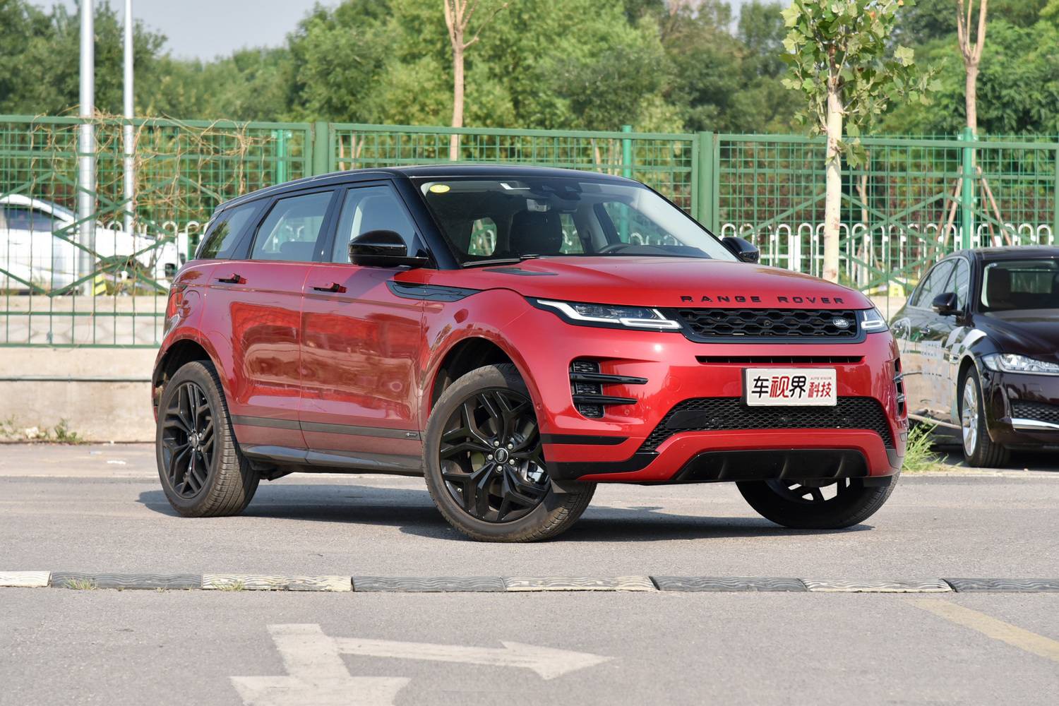 揽胜极光曜黑版上市外观更动感3758万元起售