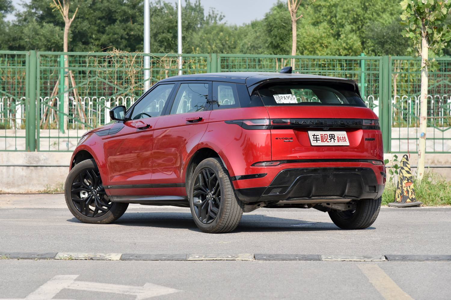 揽胜极光曜黑版上市外观更动感3758万元起售