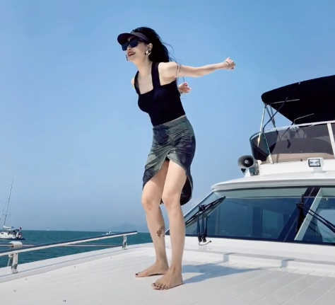 42岁爱戴坐豪华游艇出海姿势不慎露打底裤手臂多个纹身太抢镜