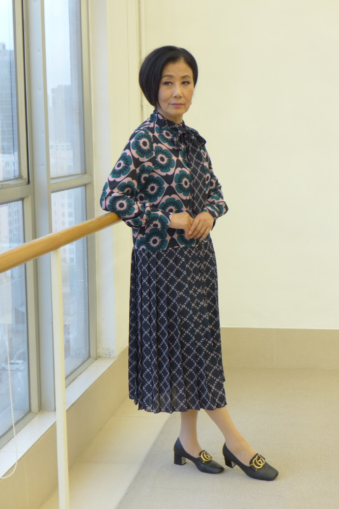 汪明荃时尚感真强,一身"花"也能驾驭自如,一般人hold不住