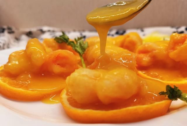 一口咬下去果香四溢酸甜开胃的橙汁虾球简单在家就可以做