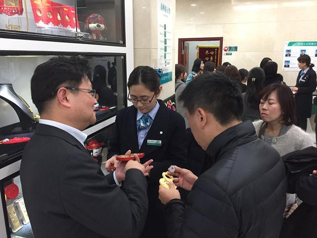 为什么去银行总是排队,明明有那么多窗口!银行职员道出实情!