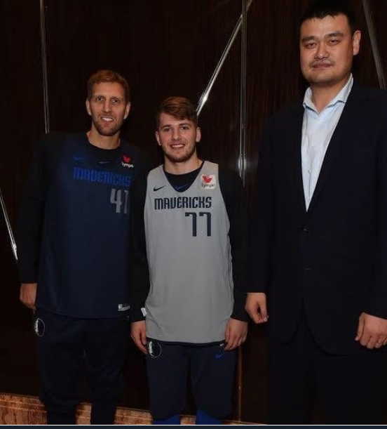 身高2米26的姚明体型多夸张奥尼尔在他身边似小鸟依人