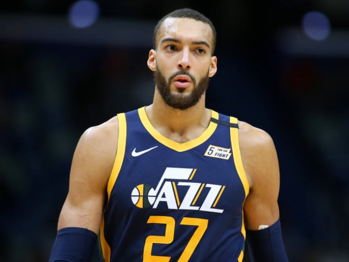 戈贝尔判罚令我感到不满蔡恩抬肘那次就是犯规