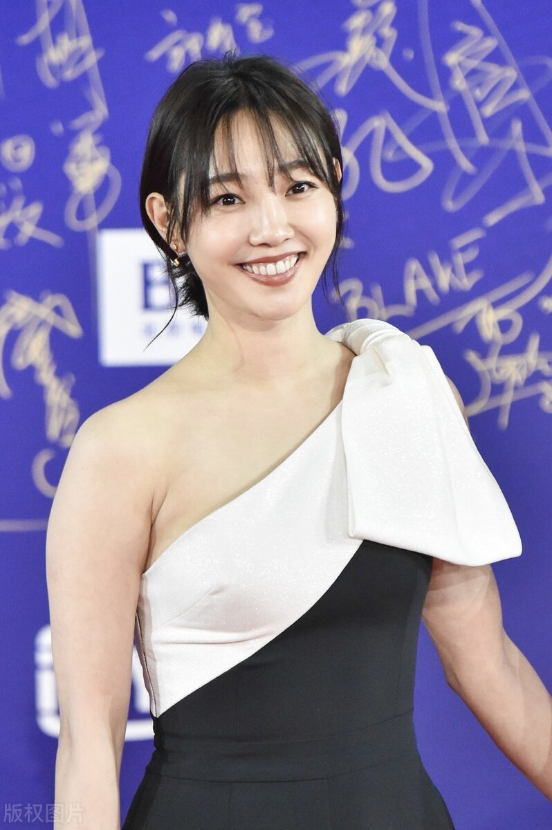 白百何现身活动现场真是美得太突出了