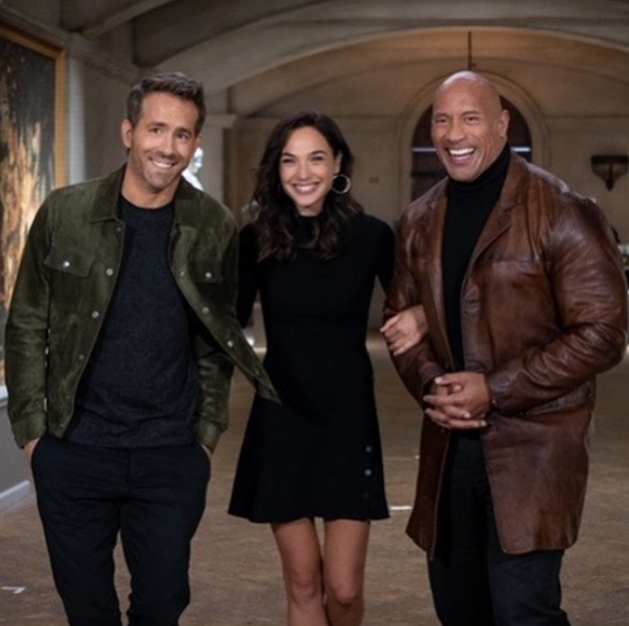 盖尔加朵三胎产女晒一家五口全家福报喜一家人都是高颜值