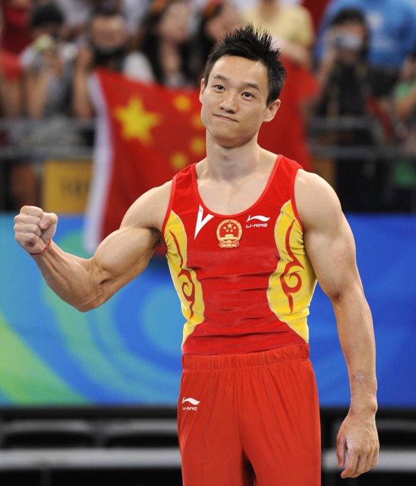 比赛中杨威和团队一起获得团体冠军10岁进入了湖北队以后在16岁就被