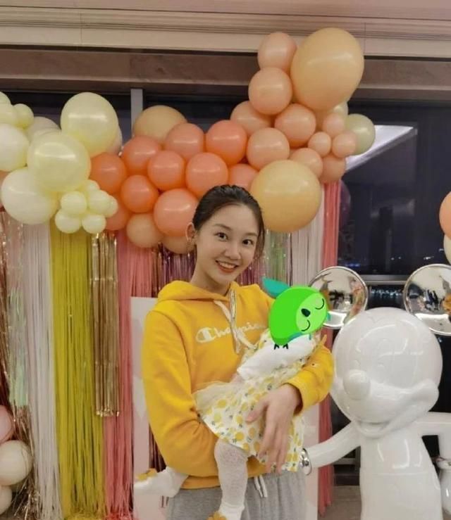 郑恺苗苗为女儿举办百日宴苗苗笑得超级甜一家三口好幸福