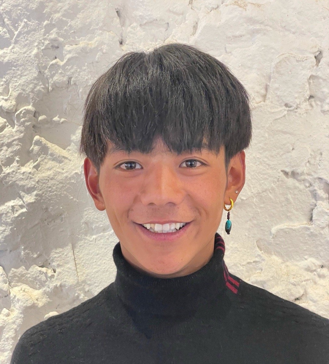 丁真首次走红毯,被众星围堵合影,神情紧张不知所措