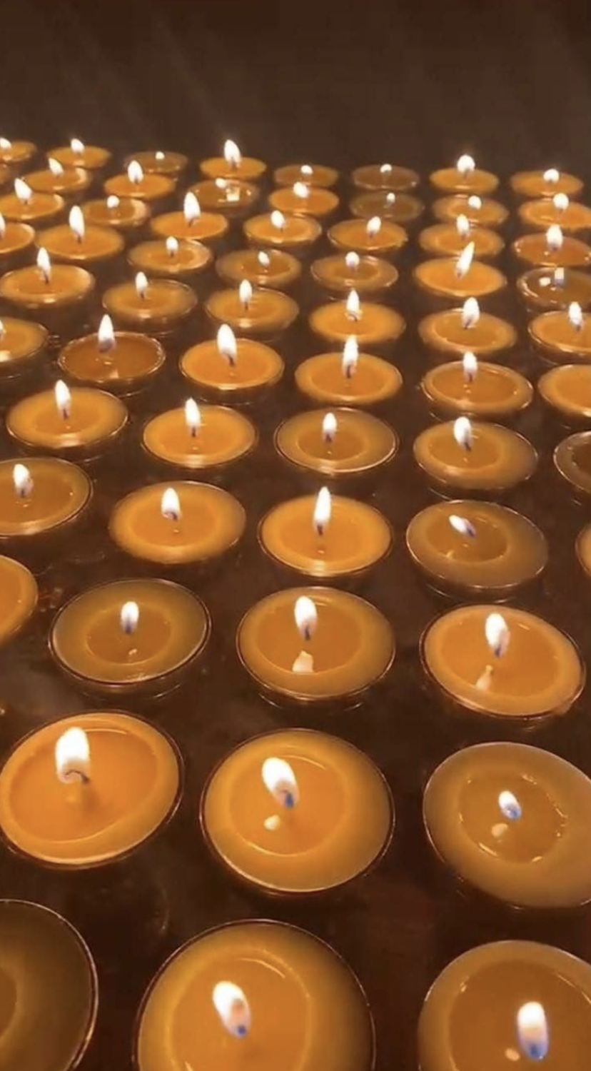 张敏发文悼念吴孟达感恩对方曾教诲鼓励携男友为达哥点灯祈福