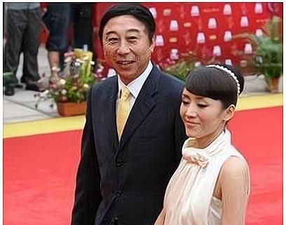 冯巩隐藏36年的老婆原来是我们熟悉的她难怪一直没有绯闻