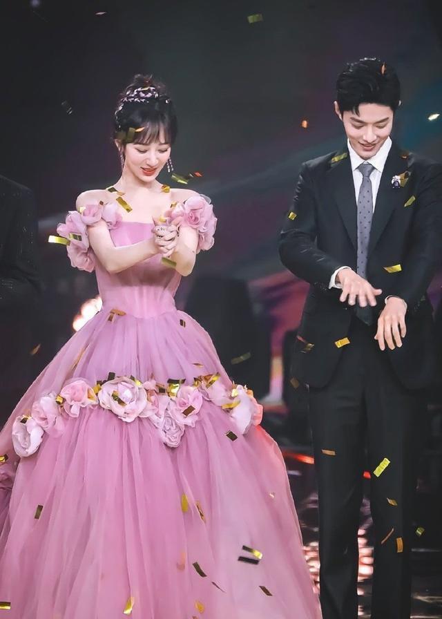 鞠婧祎红毯造型美翻,蚂蚁腰火上热搜,网友:美到犯规|肖战|鞠婧祎|蚂蚁