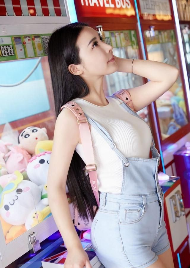 俏皮可爱的背带牛仔短裤美少女,搭配一双滑板鞋青春气息十足