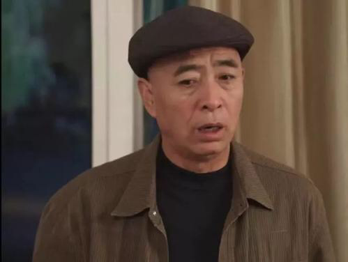 "刘能"媳妇带儿女豪宅里蹦迪,客厅宽敞似舞厅,一套首饰五六万