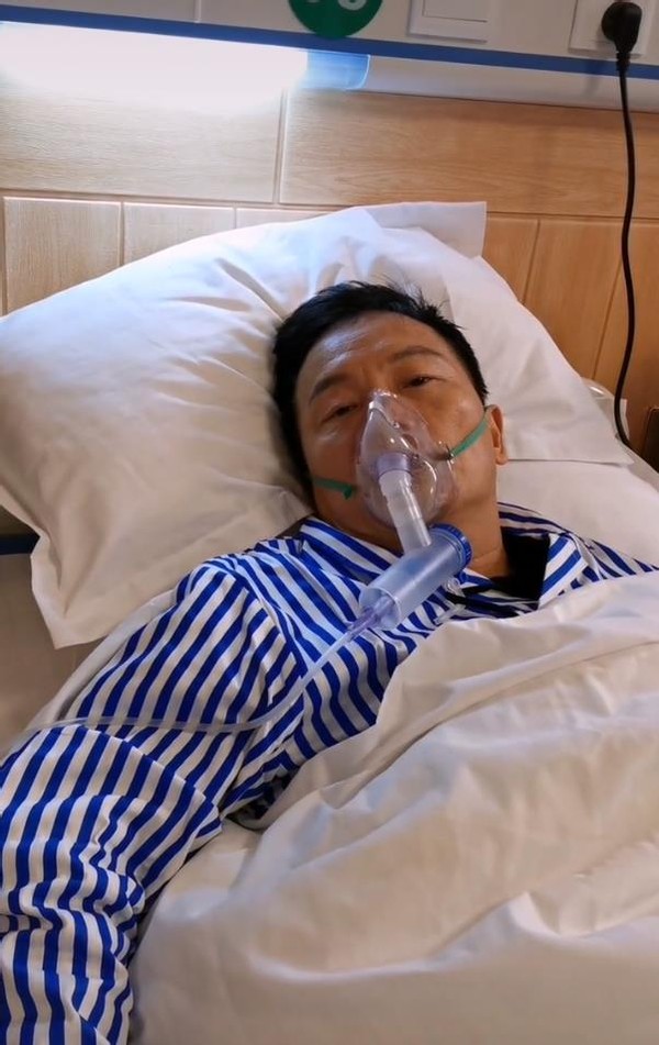 知名笑星周卫星罕晒照,二婚娶小28岁娇妻,同框混血女儿像爷孙