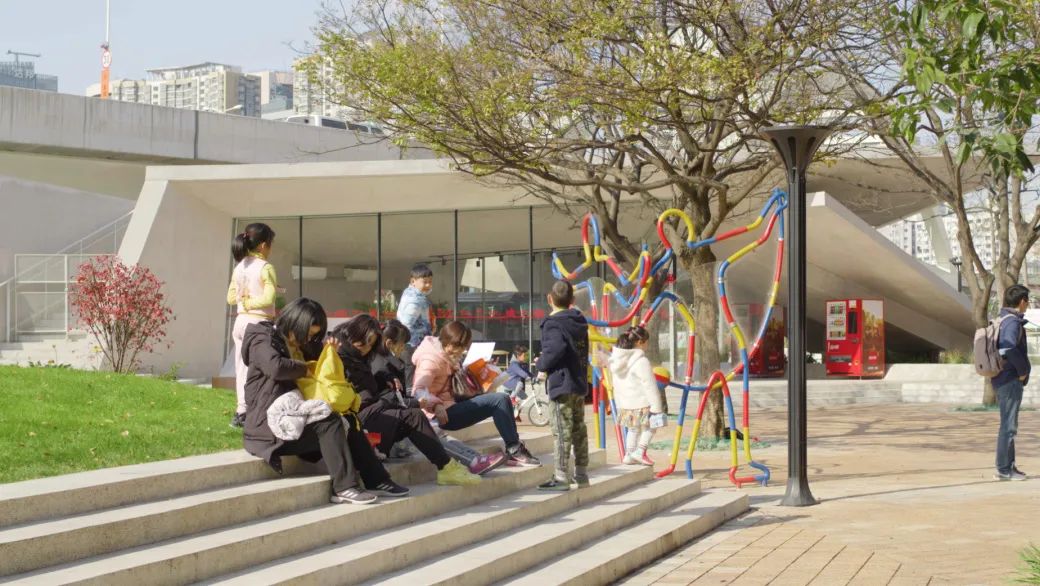 每个雕塑旁边均设有说明,讲解游戏的玩法.