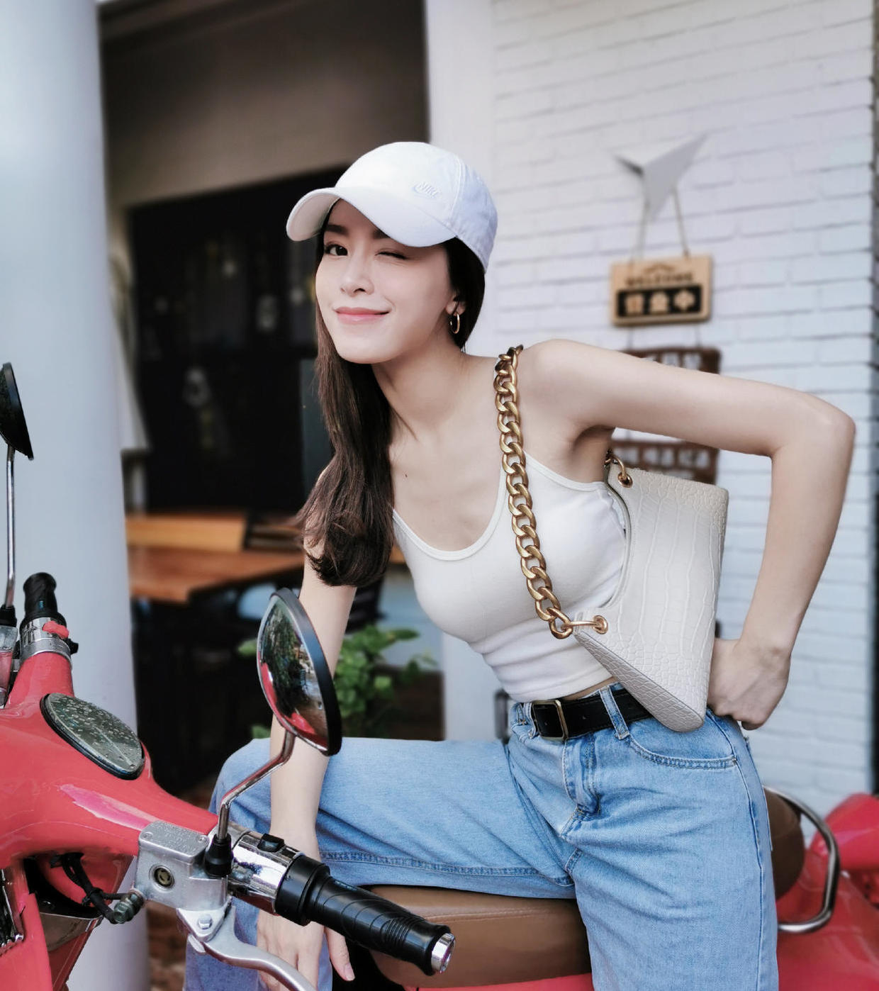 文咏珊真的火了穿白色吊带搭配牛仔裤拍时尚大片高级洋气