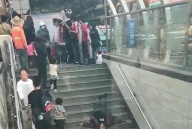 四川一老人上楼梯摔倒,路人纷纷绕行,一女子试图扶老人被人制止休闲区蓝鸢梦想 - Www.slyday.coM