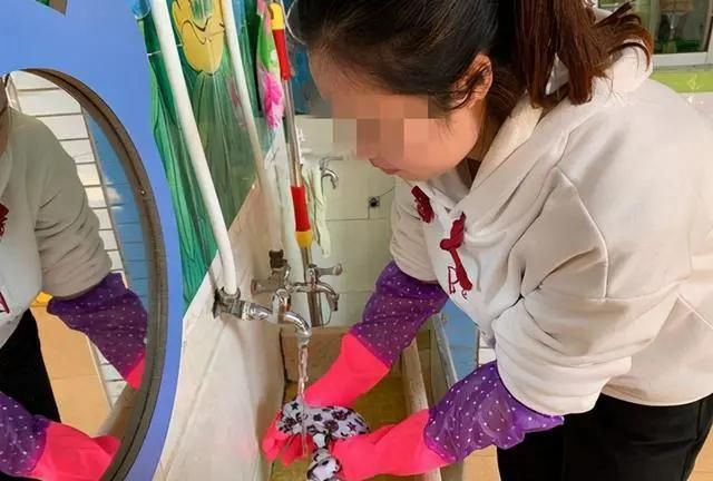 孩子幼儿园拉肚子,老师嫌弃扔掉脏内裤,学生家长却要求赔偿一万休闲区蓝鸢梦想 - Www.slyday.coM