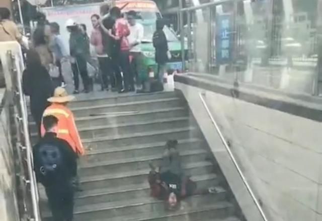 四川一老人上楼梯摔倒,路人纷纷绕行,一女子试图扶老人被人制止休闲区蓝鸢梦想 - Www.slyday.coM