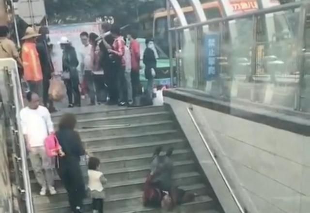 四川一老人上楼梯摔倒,路人纷纷绕行,一女子试图扶老人被人制止休闲区蓝鸢梦想 - Www.slyday.coM