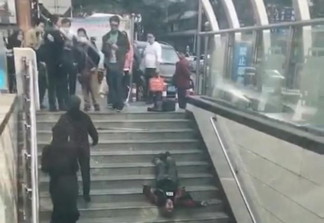 四川一老人上楼梯摔倒,路人纷纷绕行,一女子试图扶老人被人制止休闲区蓝鸢梦想 - Www.slyday.coM