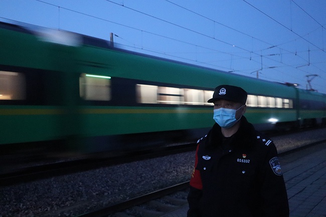 河间西站派出所强化路地联防联控