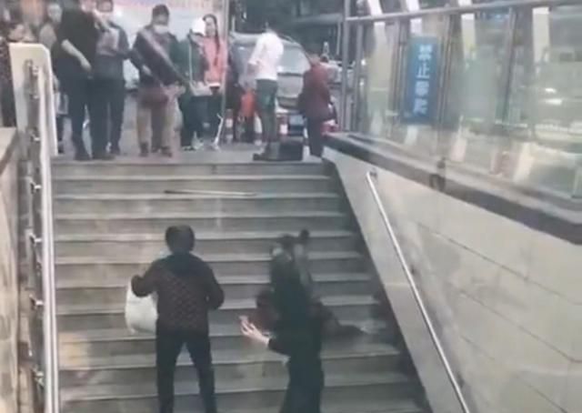 四川一老人上楼梯摔倒,路人纷纷绕行,一女子试图扶老人被人制止休闲区蓝鸢梦想 - Www.slyday.coM